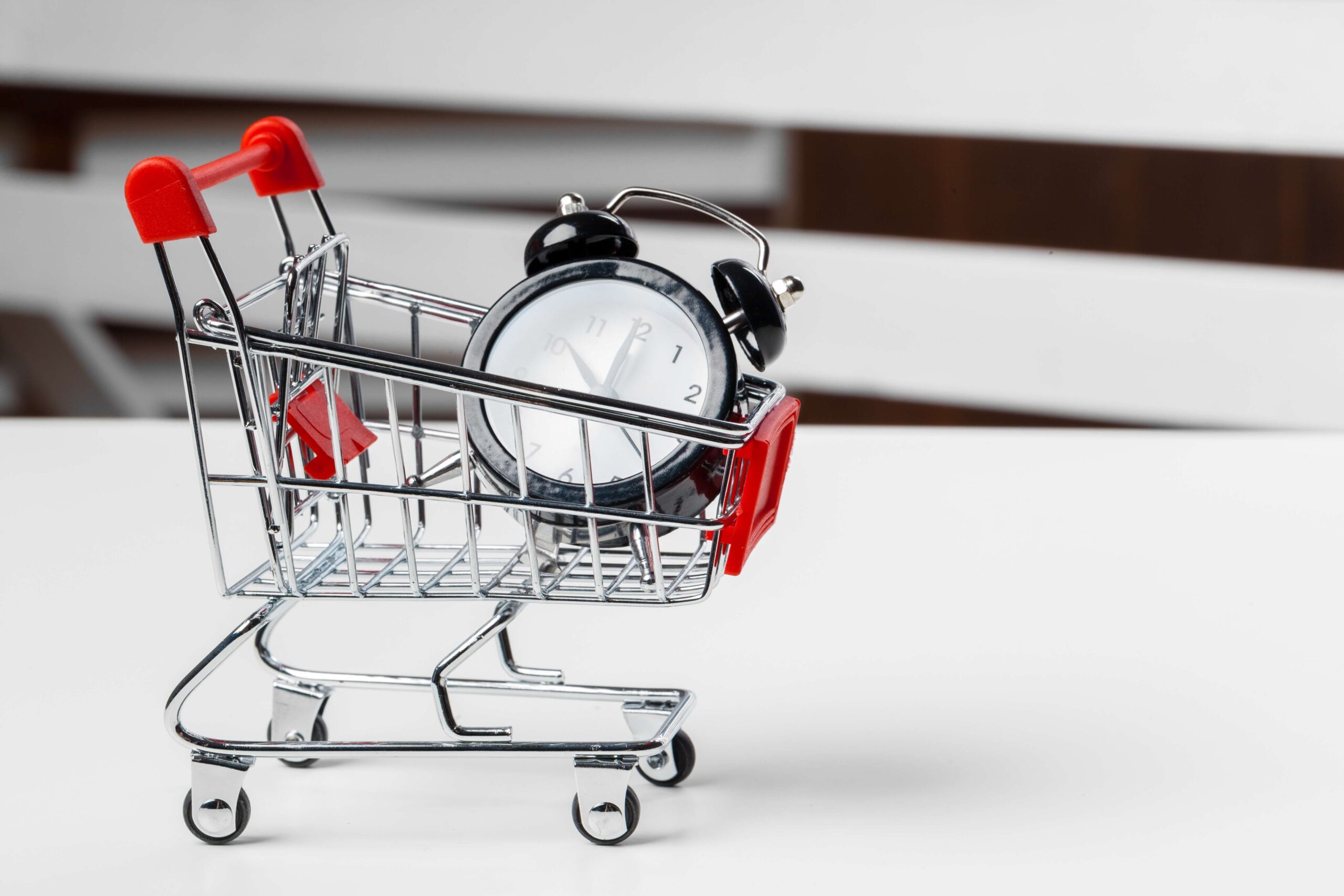 Budzik w wózku zakupowym. Ilustracja do tekstu na temat tego, jak wycofać produkt cyfrowy ze sprzedaży