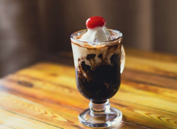 Pucharek z czekoladą i bitą śmietaną oraz wisienką na wierzchu. Ilustracja do tekstu nt. Obsługa klienta po zakupie