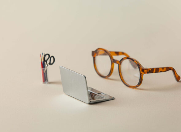 Mały laptop i wielkie okulary. Ilustracja do tekstu pt. Audyt strony
