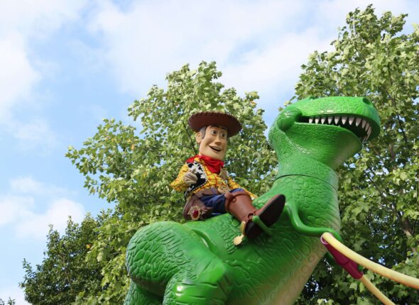 Chudy z Toy Story na dinuzaurze. Ilustracja do tekstu Sekcja Hero na stronie marki osobistej