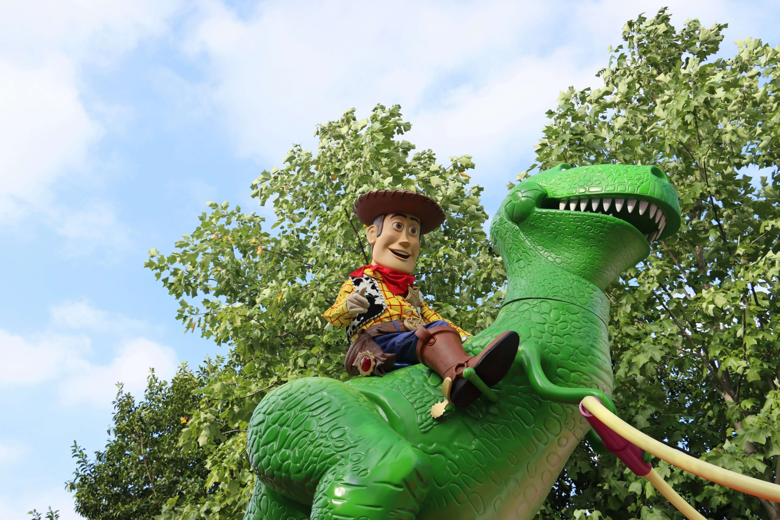 Chudy z Toy Story na dinuzaurze. Ilustracja do tekstu Sekcja Hero na stronie marki osobistej