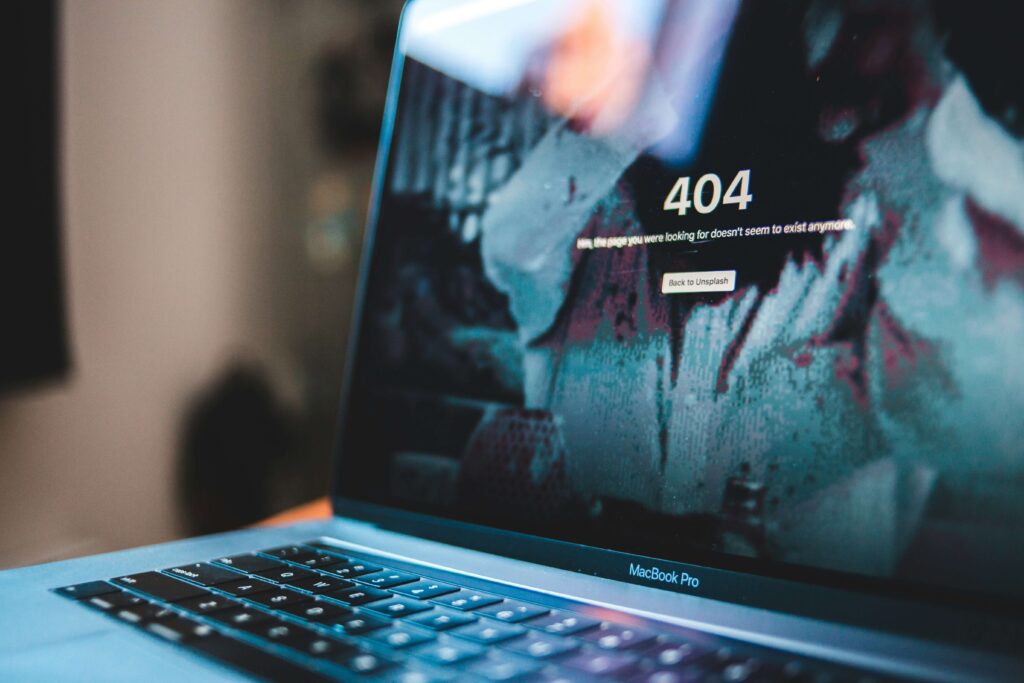 Laptop z ekranem strony 404. Ilustracja do wpisu Strona 404 jak zaprojektować błąd, który zatrzyma klienta