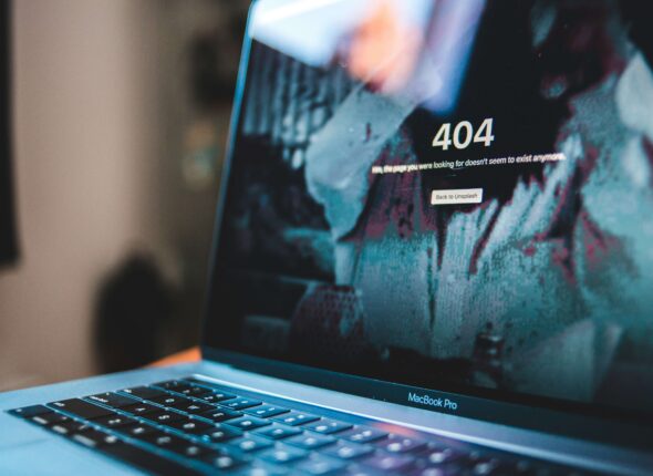 Laptop z ekranem strony 404. Ilustracja do wpisu Strona 404 jak zaprojektować błąd, który zatrzyma klienta